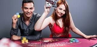 Dealer kasino langsung oyo88 memimpin permainan Baccarat secara real-time
